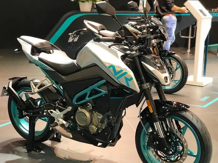 CFMoto 300NK Front 3-Quarter View