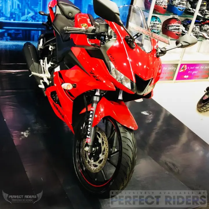 Red R15 V3 SE Front 3-Quarter View
