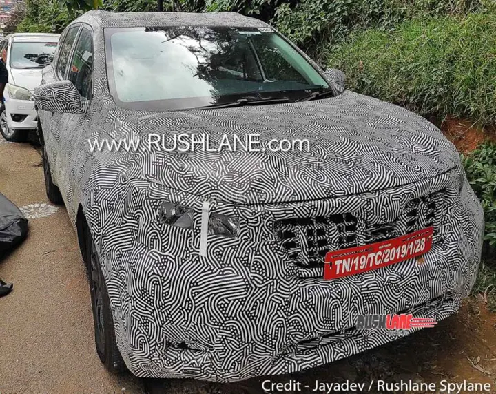 2021 Mahindra XUV500 Spotted Testing Again